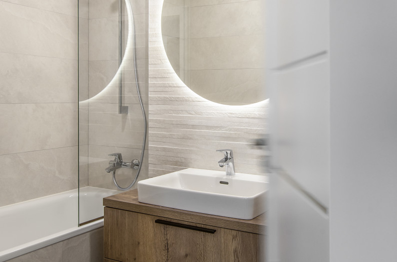 Стінка для ванни МІЯ. Колекція: Акробатка. Інтер'єр: Simoni Design studĳa.
